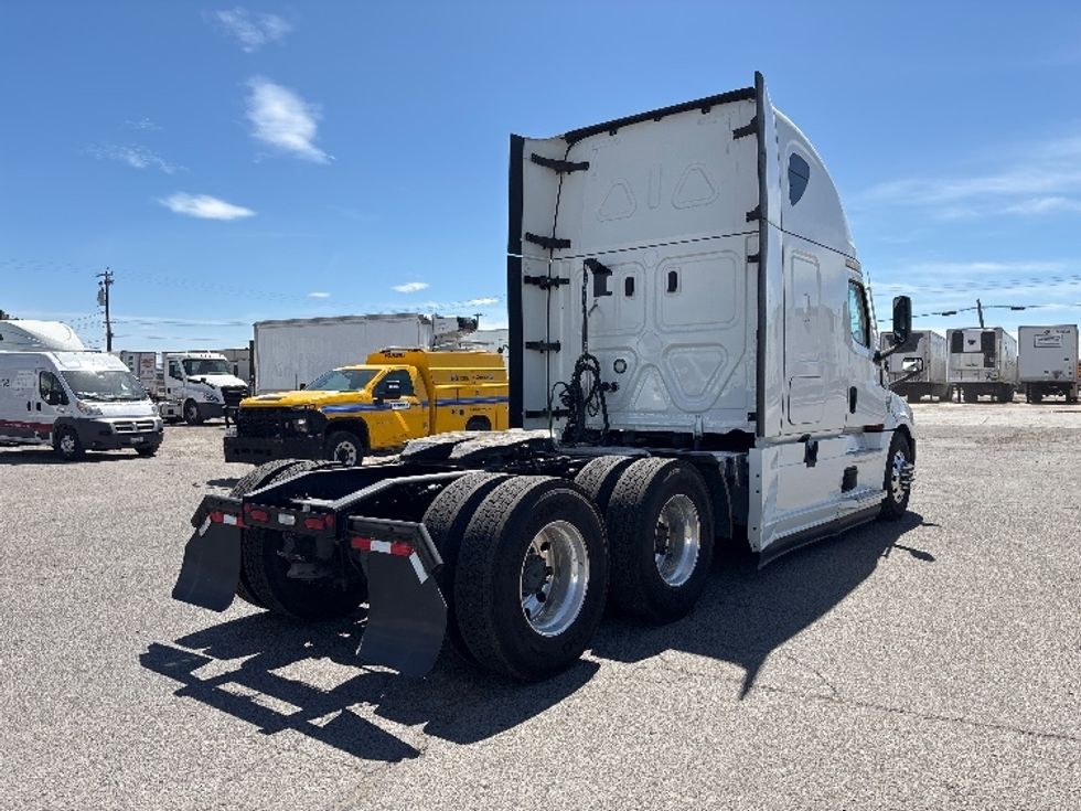 Sleeper Tractor-Heavy Duty Tractors-Freightliner-2022-T12664ST-Fresno-CA-541,461\n\t\tmiles-$ 63,250 - Image 7