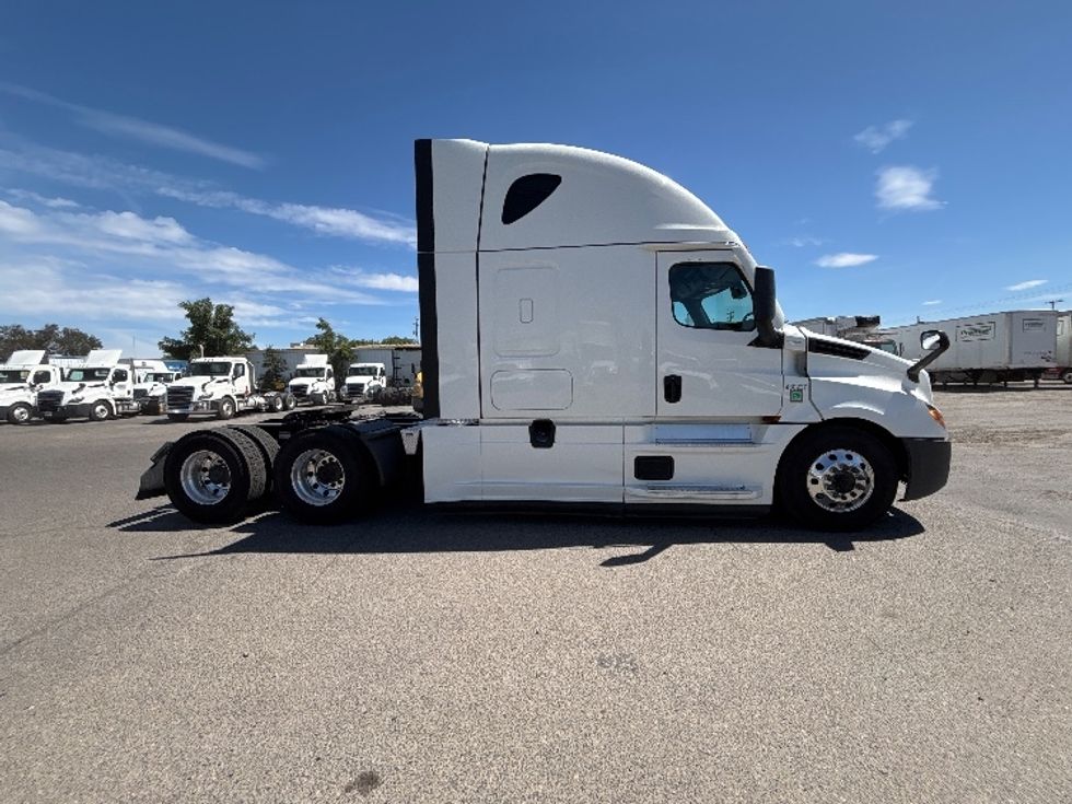 Sleeper Tractor-Heavy Duty Tractors-Freightliner-2022-T12664ST-Fresno-CA-541,461\n\t\tmiles-$ 63,250 - Image 8
