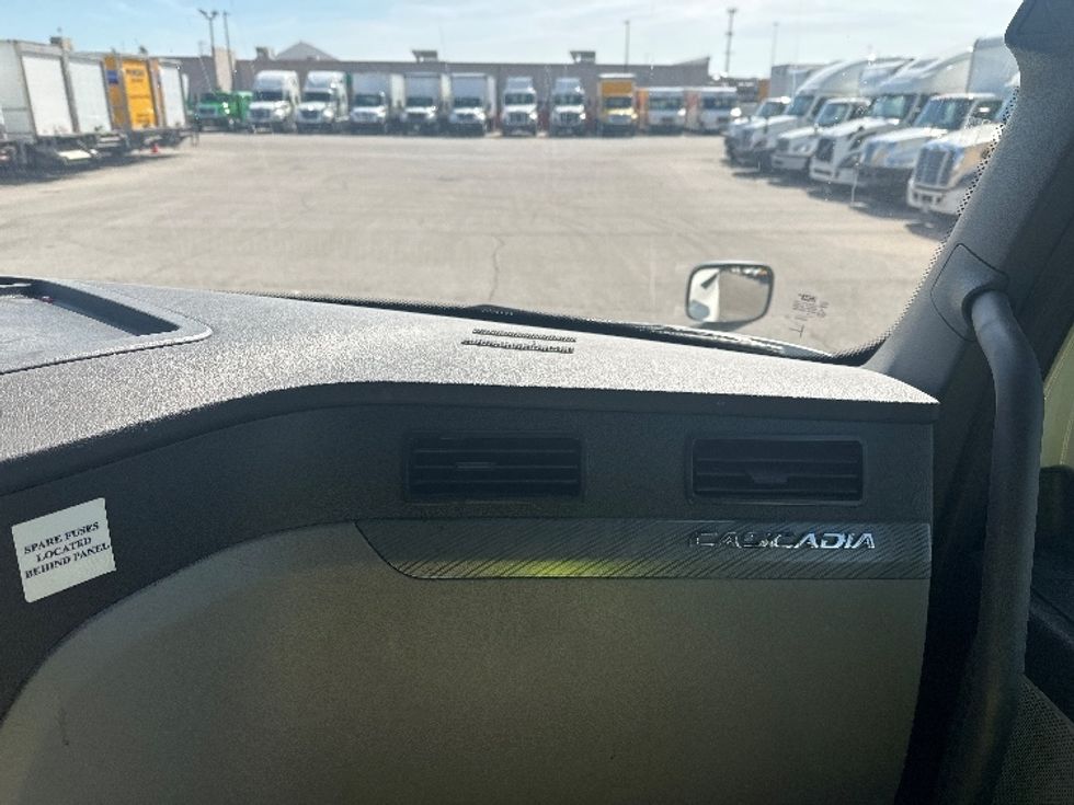 Sleeper Tractor-Heavy Duty Tractors-Freightliner-2022-T12664ST-Gahanna-OH-321,085\n\t\tmiles-$ 86,250 - Image 14