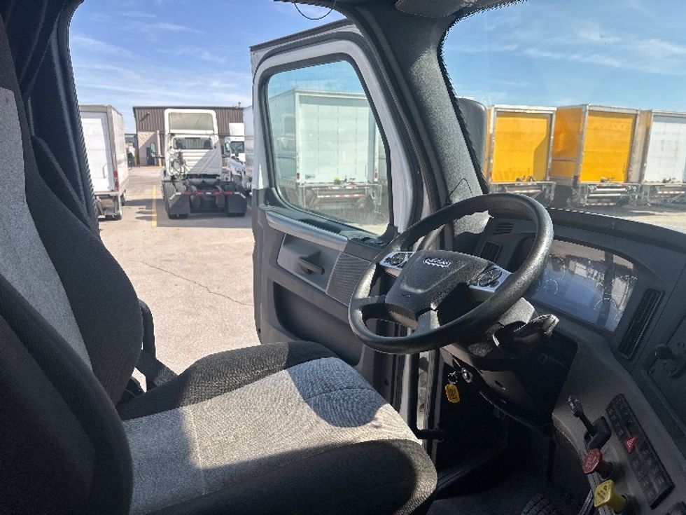 Sleeper Tractor-Heavy Duty Tractors-Freightliner-2022-T12664ST-Gahanna-OH-321,085\n\t\tmiles-$ 86,250 - Image 15