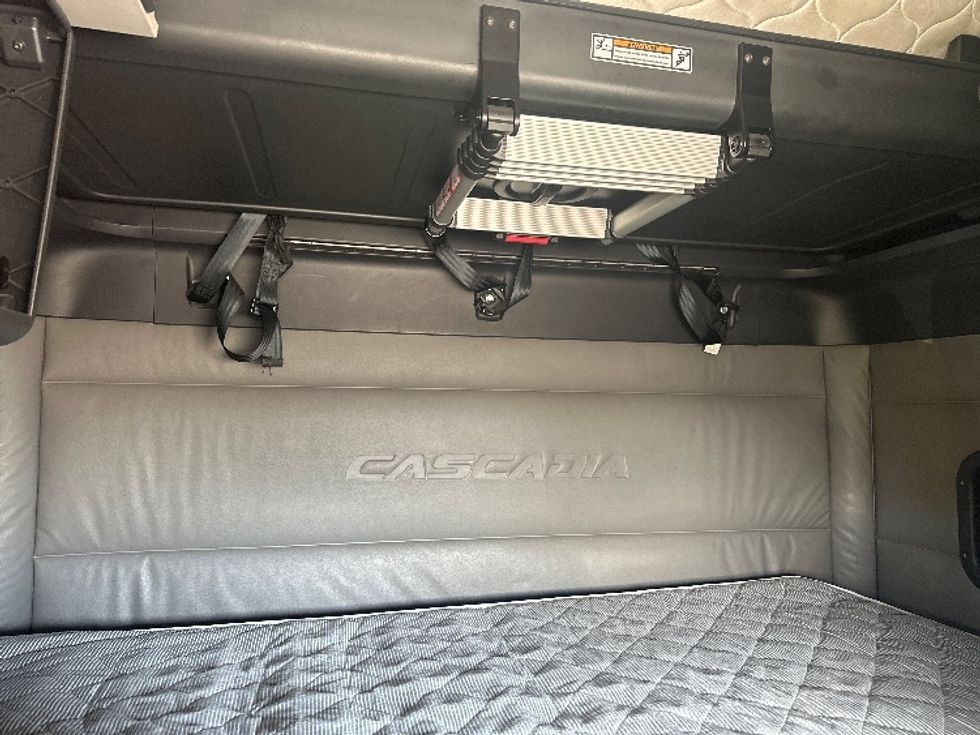 Sleeper Tractor-Heavy Duty Tractors-Freightliner-2022-T12664ST-Gahanna-OH-321,085\n\t\tmiles-$ 86,250 - Image 16