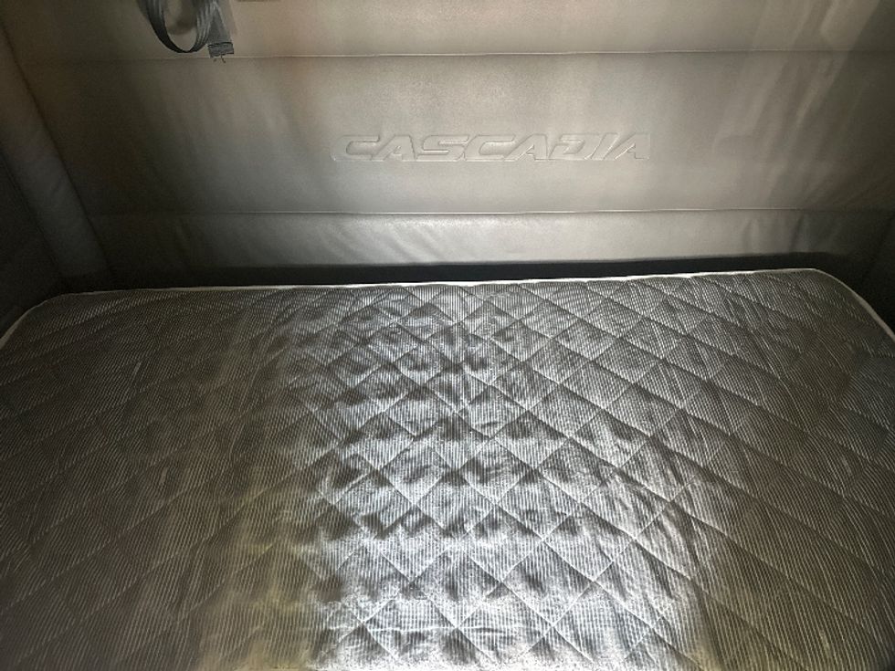 Sleeper Tractor-Heavy Duty Tractors-Freightliner-2022-T12664ST-Gahanna-OH-321,085\n\t\tmiles-$ 86,250 - Image 17