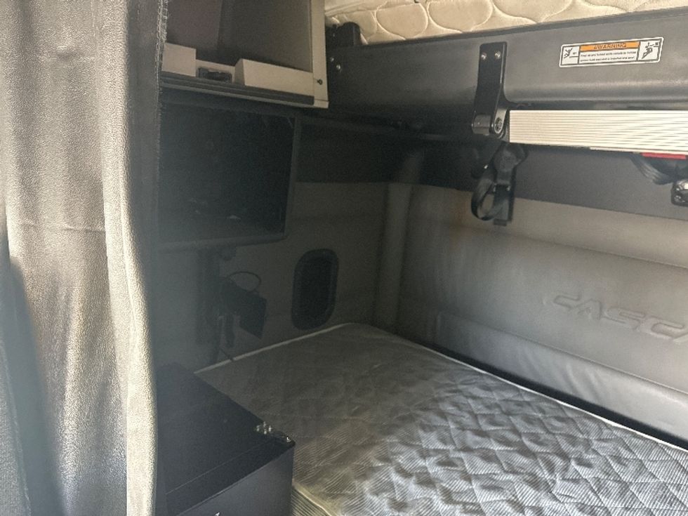 Sleeper Tractor-Heavy Duty Tractors-Freightliner-2022-T12664ST-Gahanna-OH-321,085\n\t\tmiles-$ 86,250 - Image 18