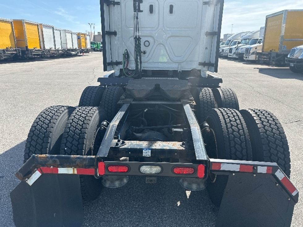 Sleeper Tractor-Heavy Duty Tractors-Freightliner-2022-T12664ST-Gahanna-OH-321,085\n\t\tmiles-$ 86,250 - Image 6