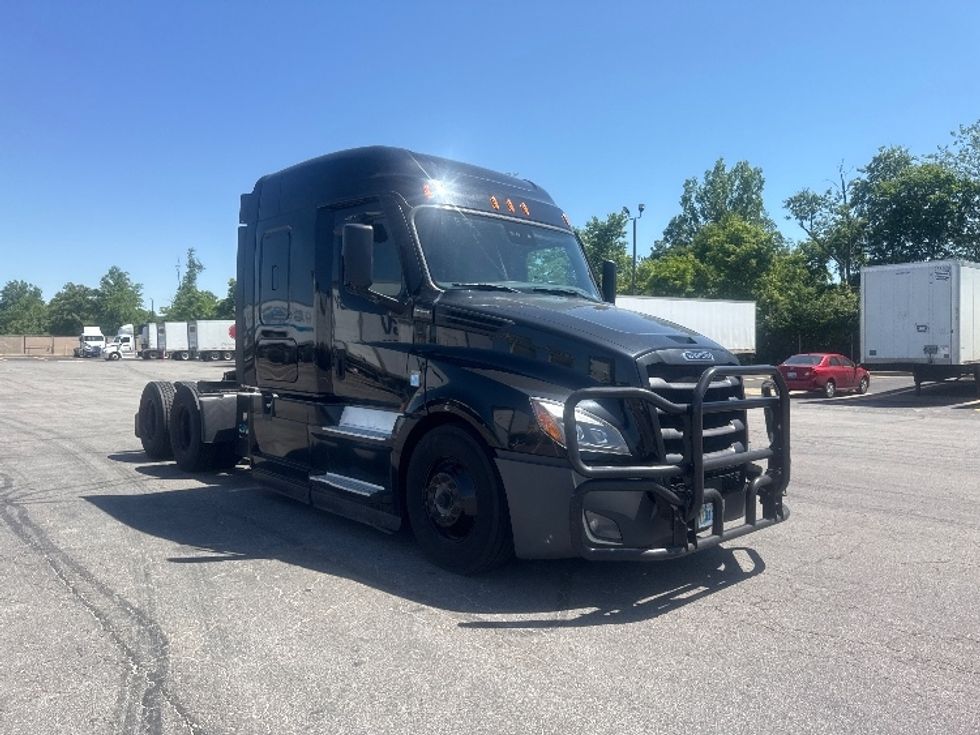 Sleeper Tractor-Heavy Duty Tractors-Freightliner-2022-T12664ST-Gahanna-OH-394,217\n\t\tmiles-$ 80,750 - Image 1