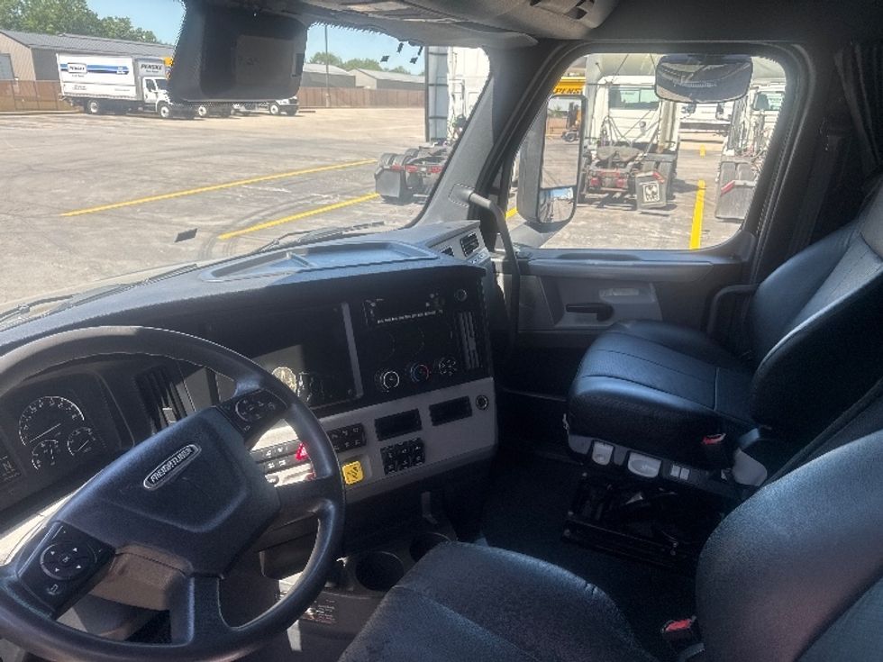 Sleeper Tractor-Heavy Duty Tractors-Freightliner-2022-T12664ST-Gahanna-OH-394,217\n\t\tmiles-$ 80,750 - Image 10