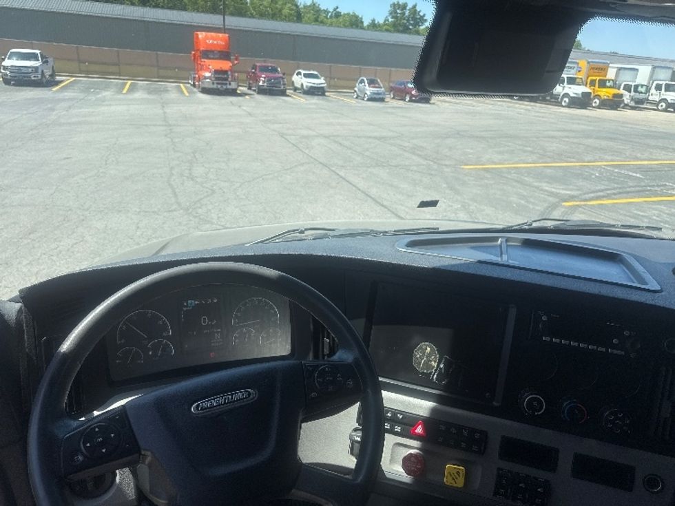Sleeper Tractor-Heavy Duty Tractors-Freightliner-2022-T12664ST-Gahanna-OH-394,217\n\t\tmiles-$ 80,750 - Image 11