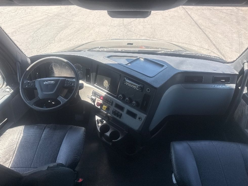 Sleeper Tractor-Heavy Duty Tractors-Freightliner-2022-T12664ST-Gahanna-OH-394,217\n\t\tmiles-$ 80,750 - Image 12