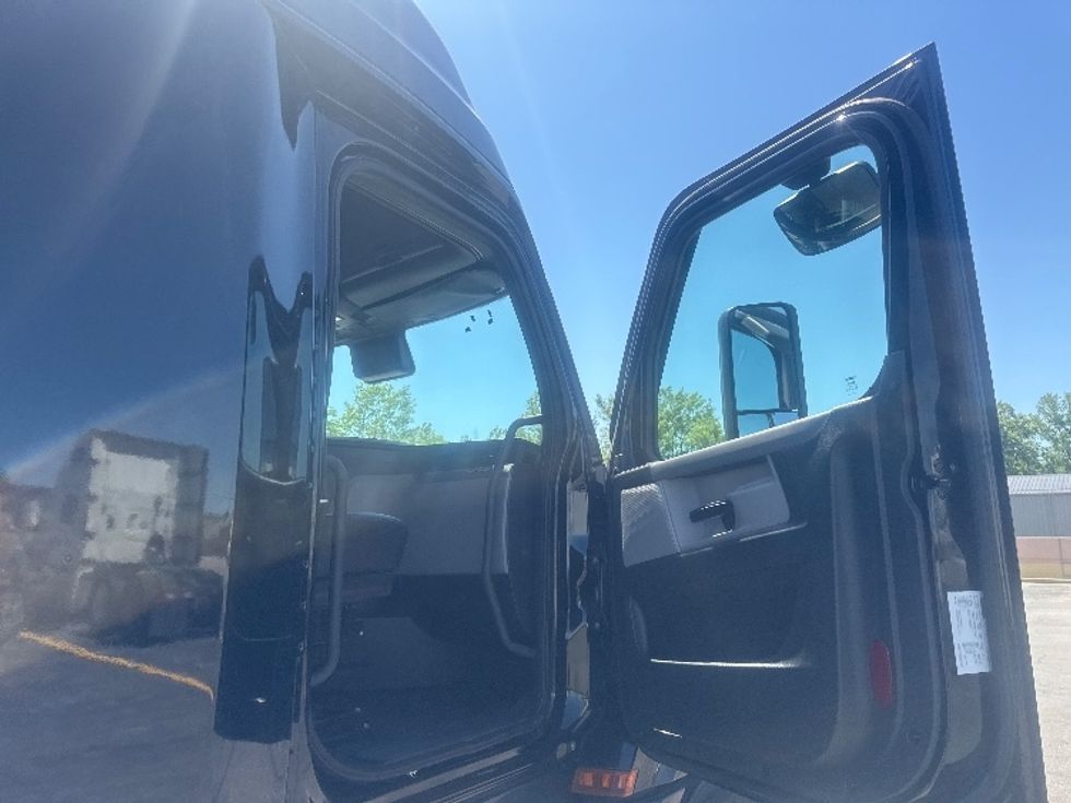 Sleeper Tractor-Heavy Duty Tractors-Freightliner-2022-T12664ST-Gahanna-OH-394,217\n\t\tmiles-$ 80,750 - Image 13