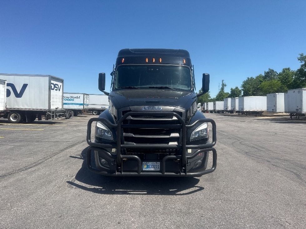 Sleeper Tractor-Heavy Duty Tractors-Freightliner-2022-T12664ST-Gahanna-OH-394,217\n\t\tmiles-$ 80,750 - Image 2