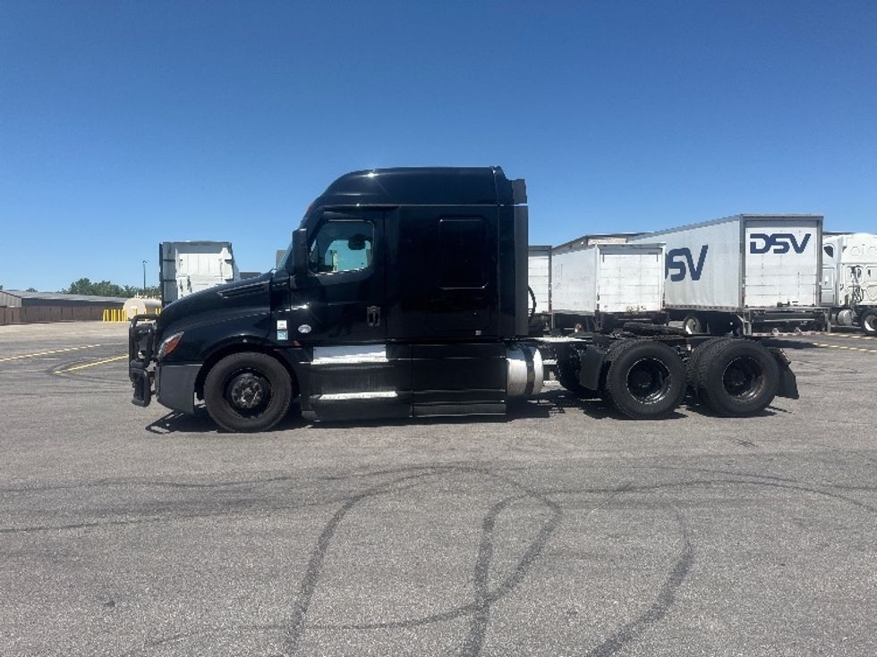 Sleeper Tractor-Heavy Duty Tractors-Freightliner-2022-T12664ST-Gahanna-OH-394,217\n\t\tmiles-$ 80,750 - Image 4