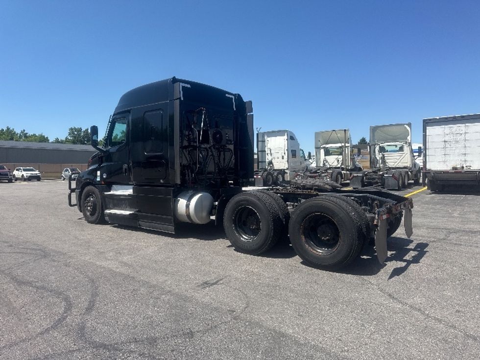 Sleeper Tractor-Heavy Duty Tractors-Freightliner-2022-T12664ST-Gahanna-OH-394,217\n\t\tmiles-$ 80,750 - Image 5