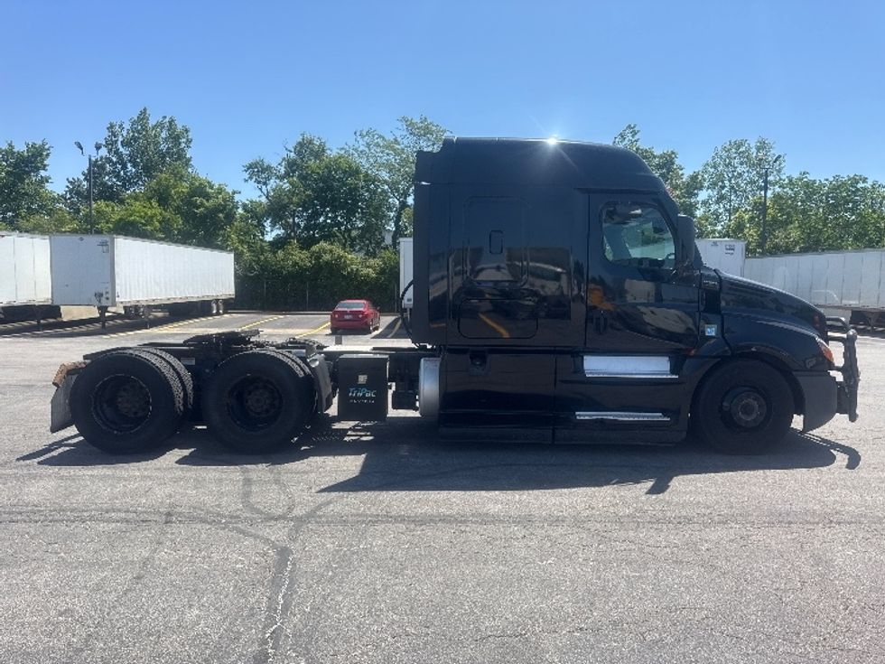 Sleeper Tractor-Heavy Duty Tractors-Freightliner-2022-T12664ST-Gahanna-OH-394,217\n\t\tmiles-$ 80,750 - Image 8