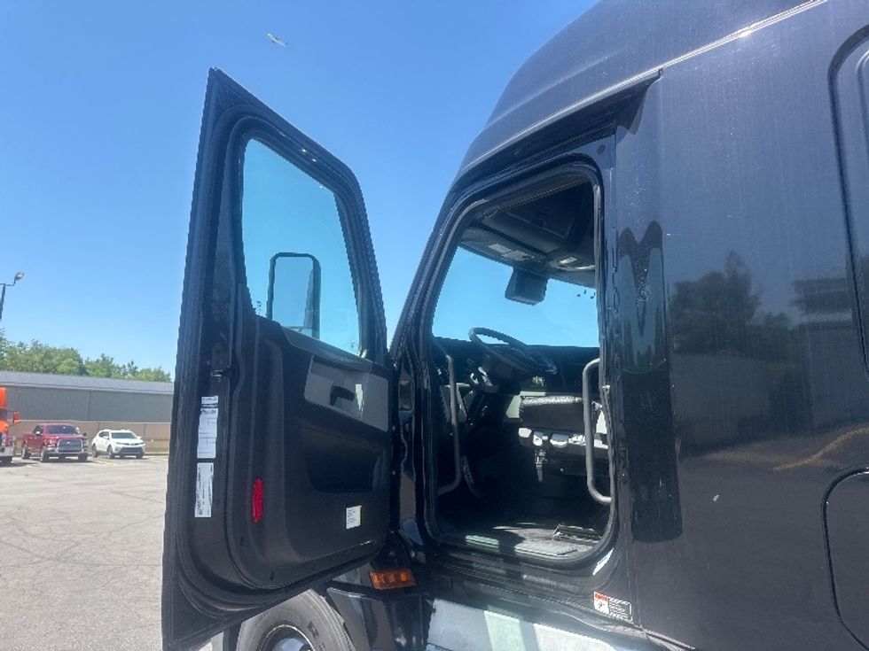 Sleeper Tractor-Heavy Duty Tractors-Freightliner-2022-T12664ST-Gahanna-OH-394,217\n\t\tmiles-$ 80,750 - Image 9