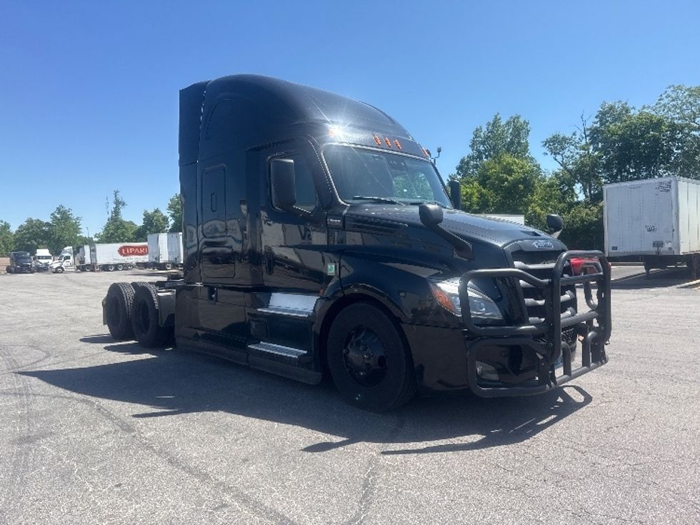 Sleeper Tractor-Heavy Duty Tractors-Freightliner-2022-T12664ST-Gahanna-OH-405,871\n\t\tmiles-$ 81,000 - Image 1