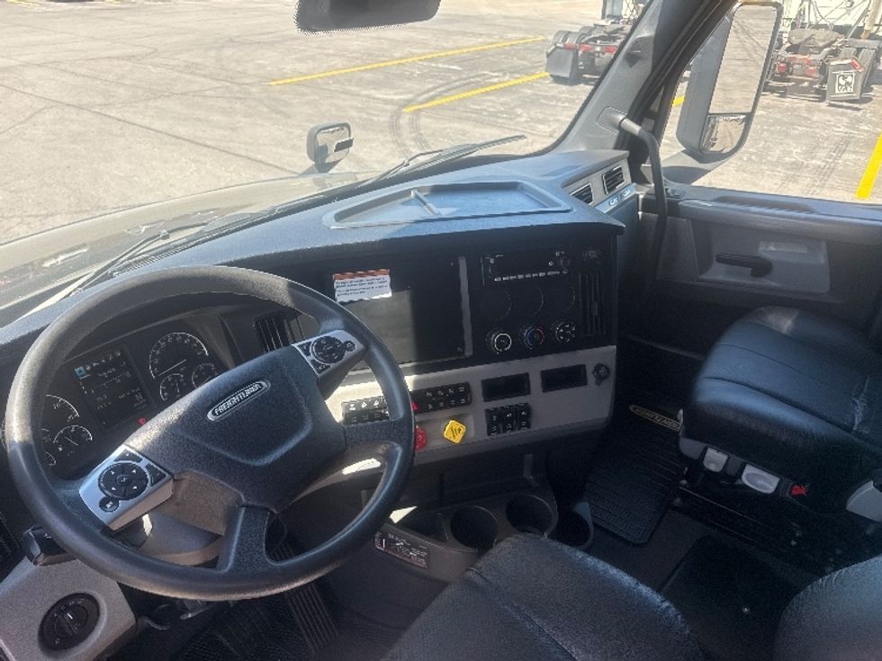 Sleeper Tractor-Heavy Duty Tractors-Freightliner-2022-T12664ST-Gahanna-OH-405,871\n\t\tmiles-$ 81,000 - Image 10