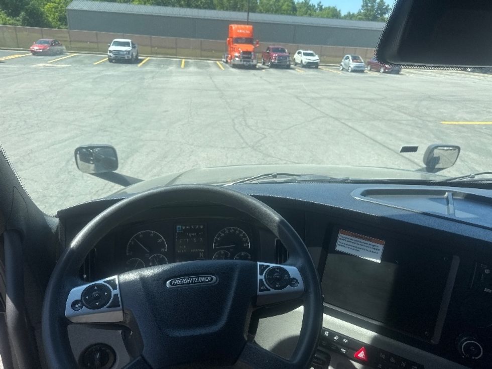 Sleeper Tractor-Heavy Duty Tractors-Freightliner-2022-T12664ST-Gahanna-OH-405,871\n\t\tmiles-$ 81,000 - Image 11