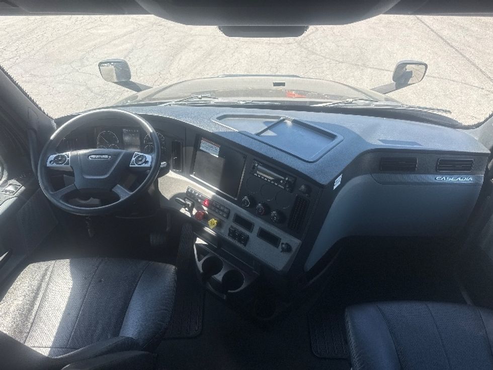 Sleeper Tractor-Heavy Duty Tractors-Freightliner-2022-T12664ST-Gahanna-OH-405,871\n\t\tmiles-$ 81,000 - Image 12