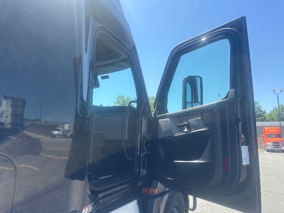 Sleeper Tractor-Heavy Duty Tractors-Freightliner-2022-T12664ST-Gahanna-OH-405,871\n\t\tmiles-$ 81,000 - Image 13