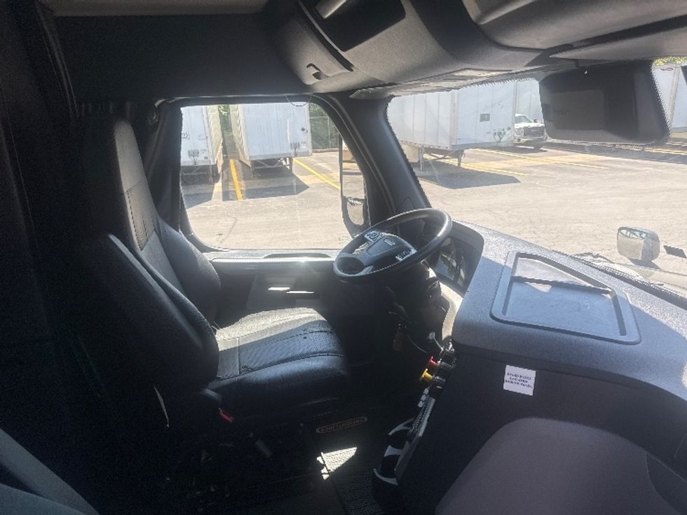 Sleeper Tractor-Heavy Duty Tractors-Freightliner-2022-T12664ST-Gahanna-OH-405,871\n\t\tmiles-$ 81,000 - Image 15