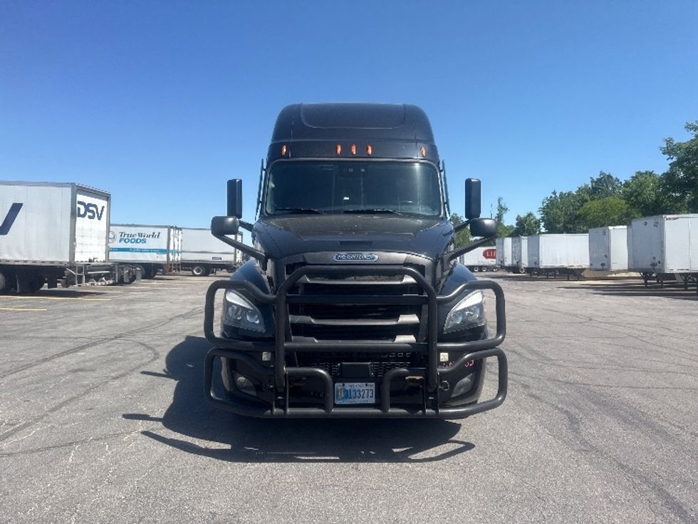 Sleeper Tractor-Heavy Duty Tractors-Freightliner-2022-T12664ST-Gahanna-OH-405,871\n\t\tmiles-$ 81,000 - Image 2