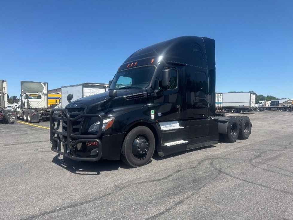 Sleeper Tractor-Heavy Duty Tractors-Freightliner-2022-T12664ST-Gahanna-OH-405,871\n\t\tmiles-$ 81,000 - Image 3