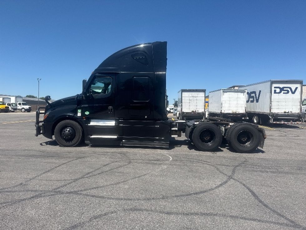 Sleeper Tractor-Heavy Duty Tractors-Freightliner-2022-T12664ST-Gahanna-OH-405,871\n\t\tmiles-$ 81,000 - Image 4