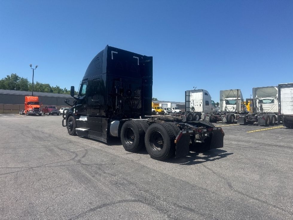 Sleeper Tractor-Heavy Duty Tractors-Freightliner-2022-T12664ST-Gahanna-OH-405,871\n\t\tmiles-$ 81,000 - Image 5