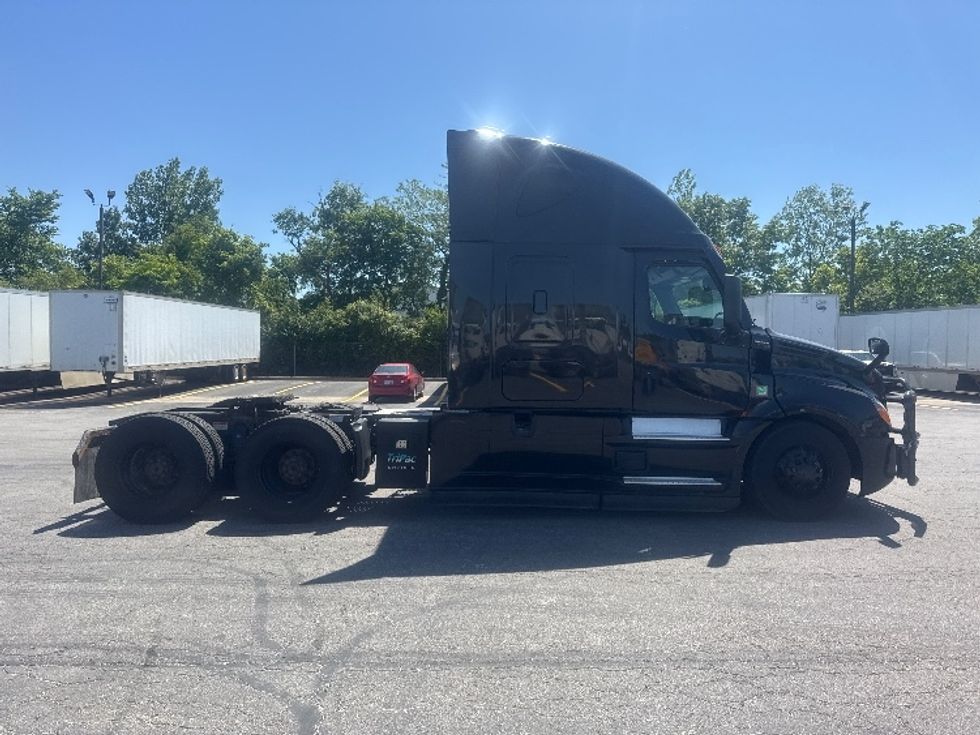 Sleeper Tractor-Heavy Duty Tractors-Freightliner-2022-T12664ST-Gahanna-OH-405,871\n\t\tmiles-$ 81,000 - Image 8