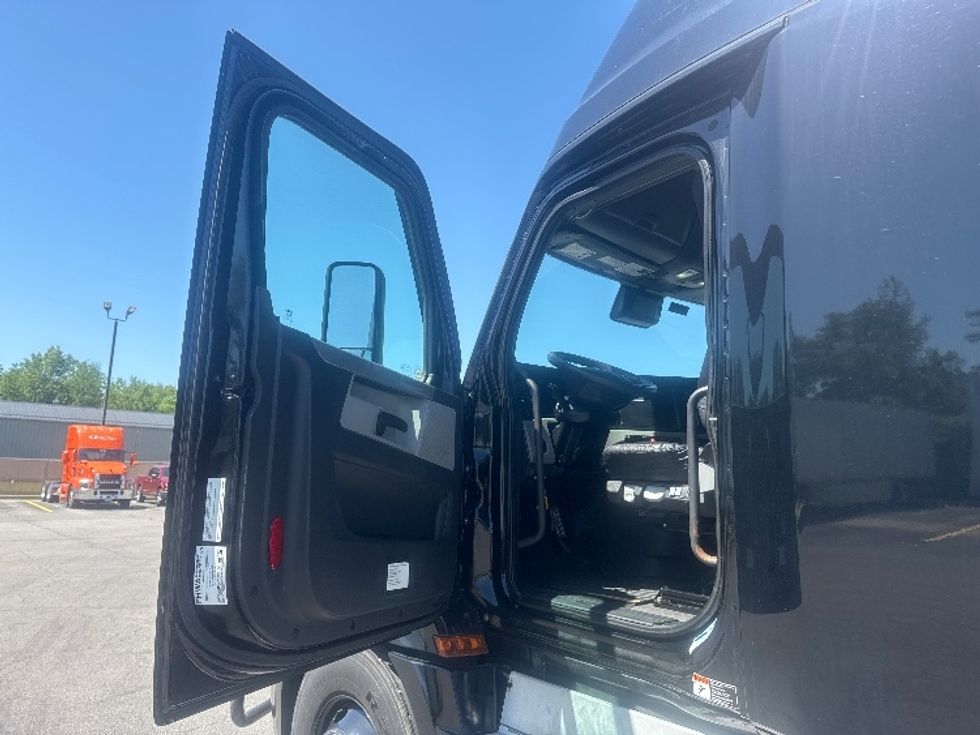 Sleeper Tractor-Heavy Duty Tractors-Freightliner-2022-T12664ST-Gahanna-OH-405,871\n\t\tmiles-$ 81,000 - Image 9