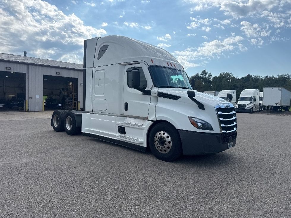 Sleeper Tractor-Heavy Duty Tractors-Freightliner-2022-T12664ST-Gahanna-OH-579,050\n\t\tmiles-$ 68,750 - Image 1