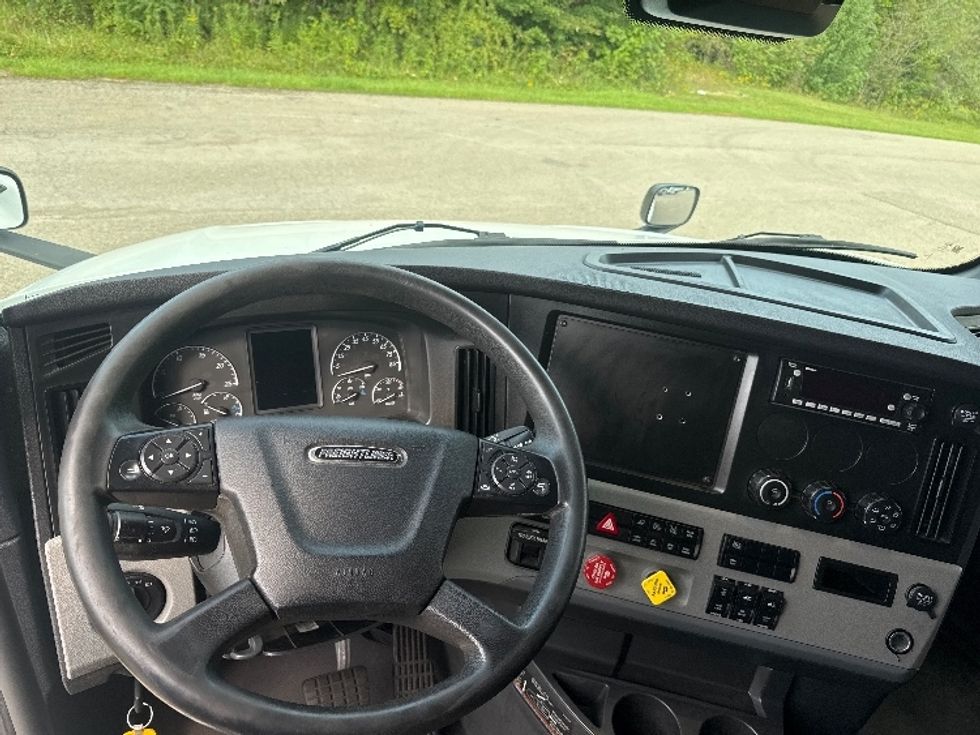 Sleeper Tractor-Heavy Duty Tractors-Freightliner-2022-T12664ST-Gahanna-OH-579,050\n\t\tmiles-$ 68,750 - Image 11