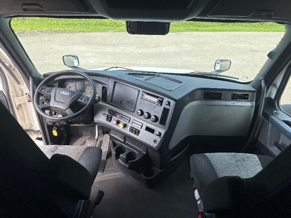 Sleeper Tractor-Heavy Duty Tractors-Freightliner-2022-T12664ST-Gahanna-OH-579,050\n\t\tmiles-$ 68,750 - Image 12