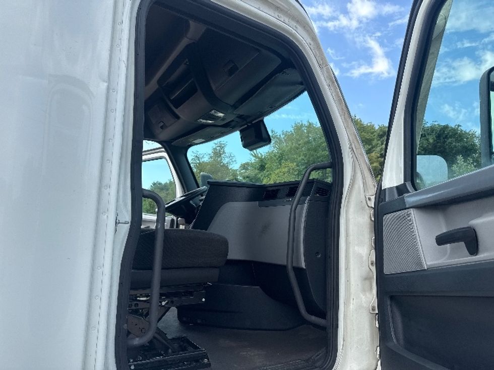 Sleeper Tractor-Heavy Duty Tractors-Freightliner-2022-T12664ST-Gahanna-OH-579,050\n\t\tmiles-$ 68,750 - Image 13