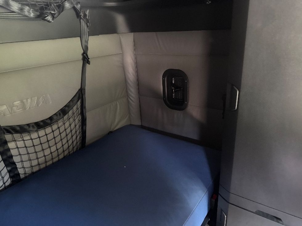Sleeper Tractor-Heavy Duty Tractors-Freightliner-2022-T12664ST-Gahanna-OH-579,050\n\t\tmiles-$ 68,750 - Image 17