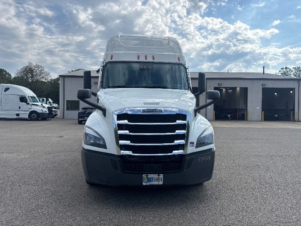 Sleeper Tractor-Heavy Duty Tractors-Freightliner-2022-T12664ST-Gahanna-OH-579,050\n\t\tmiles-$ 68,750 - Image 2