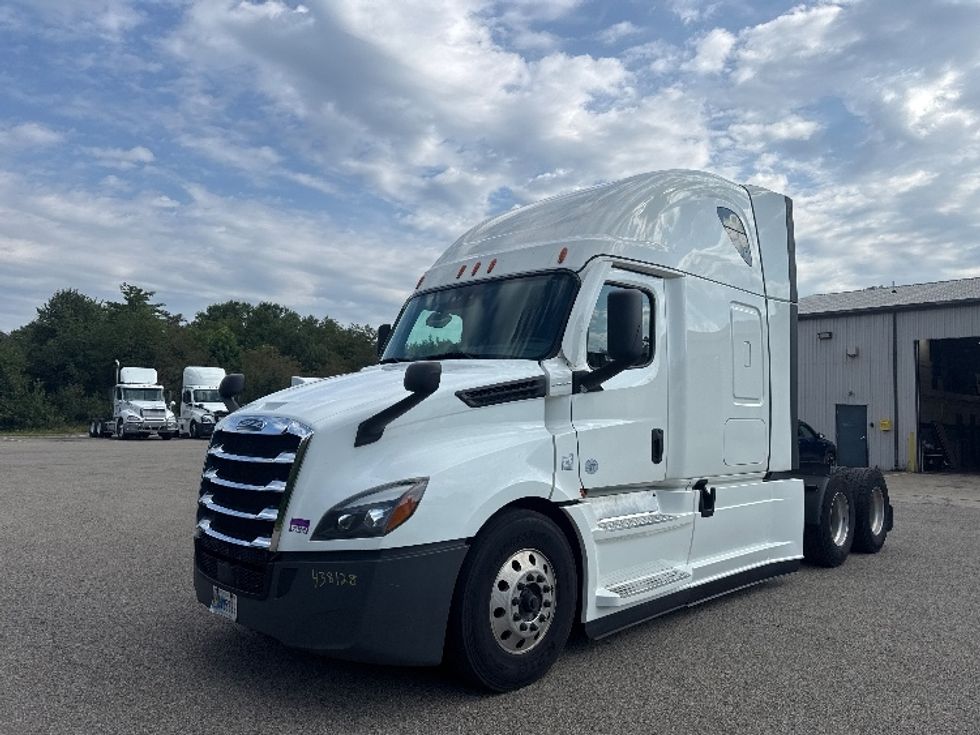 Sleeper Tractor-Heavy Duty Tractors-Freightliner-2022-T12664ST-Gahanna-OH-579,050\n\t\tmiles-$ 68,750 - Image 3