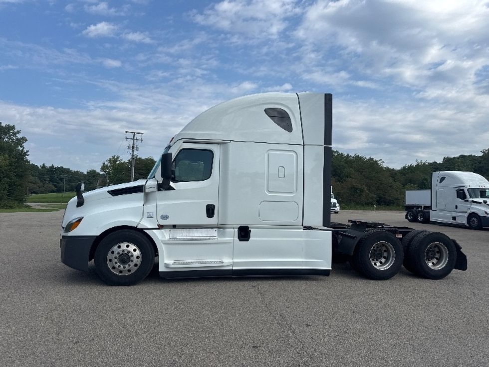 Sleeper Tractor-Heavy Duty Tractors-Freightliner-2022-T12664ST-Gahanna-OH-579,050\n\t\tmiles-$ 68,750 - Image 4