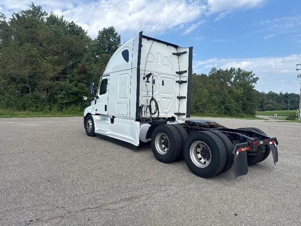 Sleeper Tractor-Heavy Duty Tractors-Freightliner-2022-T12664ST-Gahanna-OH-579,050\n\t\tmiles-$ 68,750 - Image 5