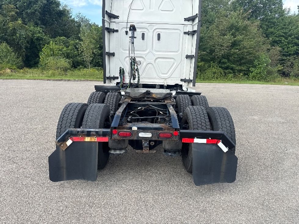 Sleeper Tractor-Heavy Duty Tractors-Freightliner-2022-T12664ST-Gahanna-OH-579,050\n\t\tmiles-$ 68,750 - Image 6