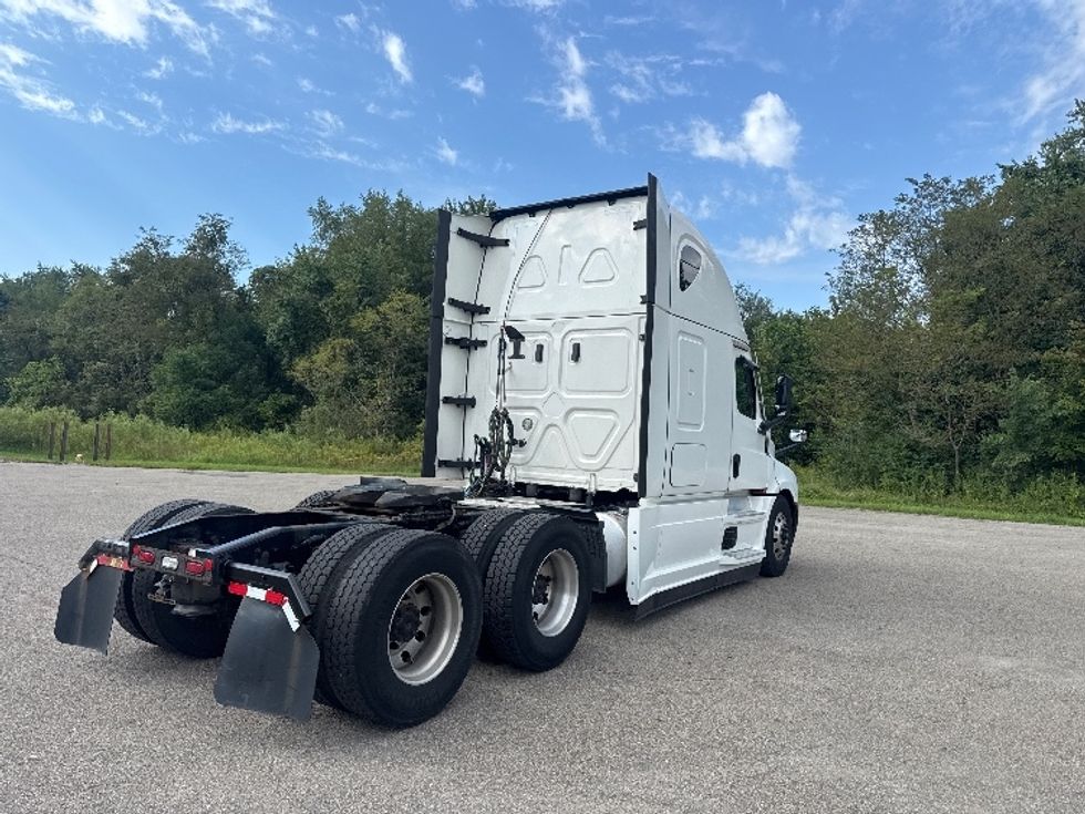 Sleeper Tractor-Heavy Duty Tractors-Freightliner-2022-T12664ST-Gahanna-OH-579,050\n\t\tmiles-$ 68,750 - Image 7