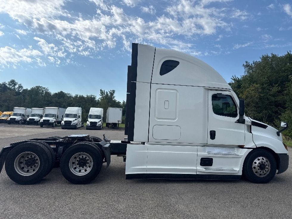 Sleeper Tractor-Heavy Duty Tractors-Freightliner-2022-T12664ST-Gahanna-OH-579,050\n\t\tmiles-$ 68,750 - Image 8