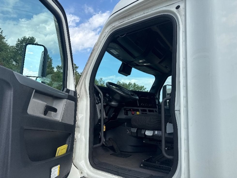 Sleeper Tractor-Heavy Duty Tractors-Freightliner-2022-T12664ST-Gahanna-OH-579,050\n\t\tmiles-$ 68,750 - Image 9