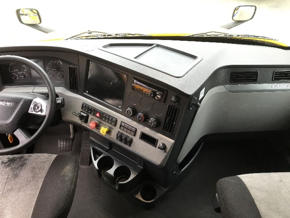 Sleeper Tractor-Heavy Duty Tractors-Freightliner-2022-T12664ST-Gainesville-GA-587,692\n\t\tmiles-$ 64,000 - Image 12