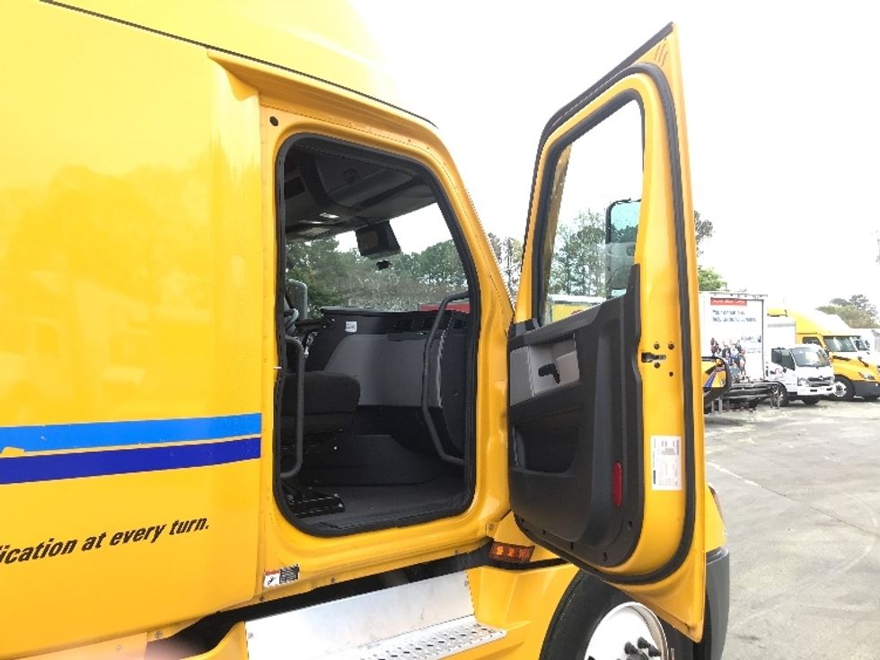 Sleeper Tractor-Heavy Duty Tractors-Freightliner-2022-T12664ST-Gainesville-GA-587,692\n\t\tmiles-$ 64,000 - Image 13