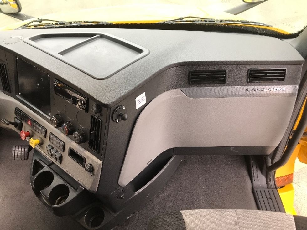 Sleeper Tractor-Heavy Duty Tractors-Freightliner-2022-T12664ST-Gainesville-GA-587,692\n\t\tmiles-$ 64,000 - Image 14