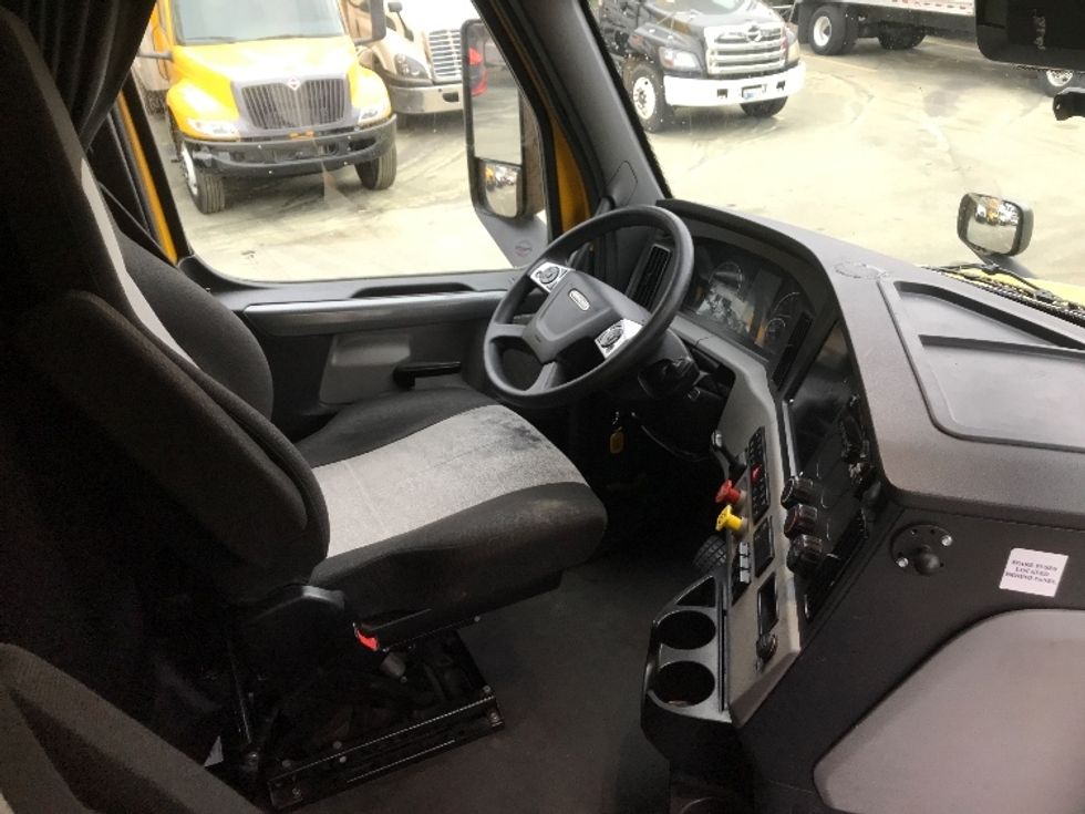 Sleeper Tractor-Heavy Duty Tractors-Freightliner-2022-T12664ST-Gainesville-GA-587,692\n\t\tmiles-$ 64,000 - Image 15