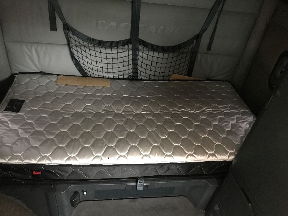 Sleeper Tractor-Heavy Duty Tractors-Freightliner-2022-T12664ST-Gainesville-GA-587,692\n\t\tmiles-$ 64,000 - Image 17