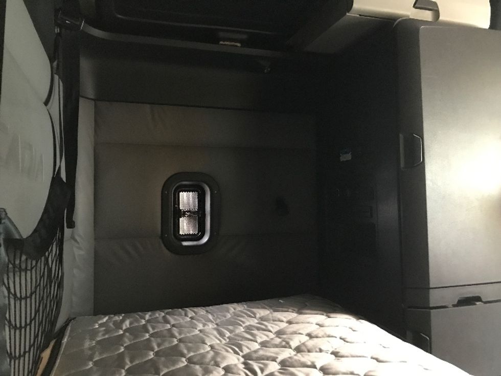 Sleeper Tractor-Heavy Duty Tractors-Freightliner-2022-T12664ST-Gainesville-GA-587,692\n\t\tmiles-$ 64,000 - Image 18