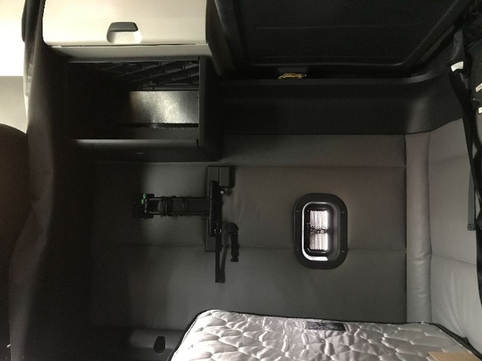 Sleeper Tractor-Heavy Duty Tractors-Freightliner-2022-T12664ST-Gainesville-GA-587,692\n\t\tmiles-$ 64,000 - Image 19